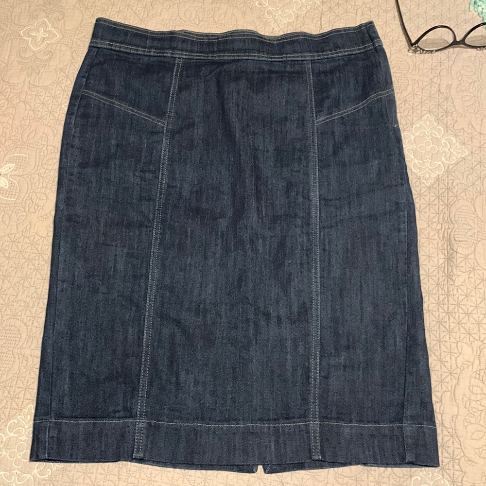 Excellent used condition Z Cavaricci size 10 pencil skirt.